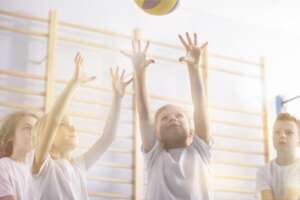 Активные дети играют в волейбол