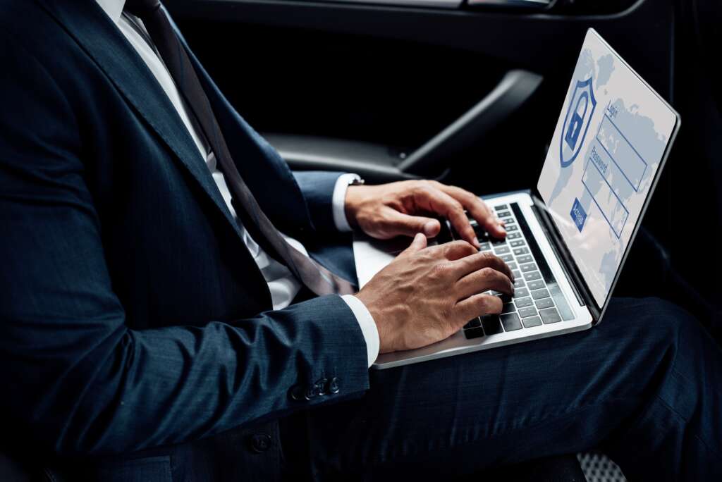 ноутбук с иллюстрацией интернет-безопасности в автомобиле