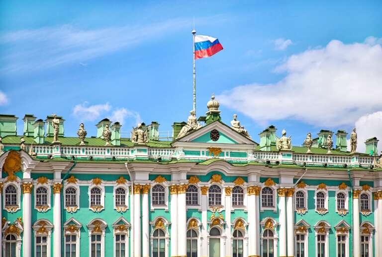 Зимний дворец СПб, флаг РФ