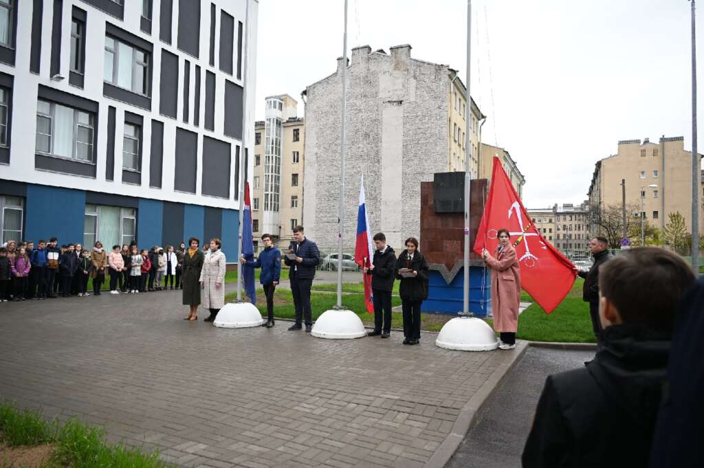 церемония поднятия государственного флага Российской Федерации, флага Санкт-Петербурга и флага школы на Глеба Успенского.